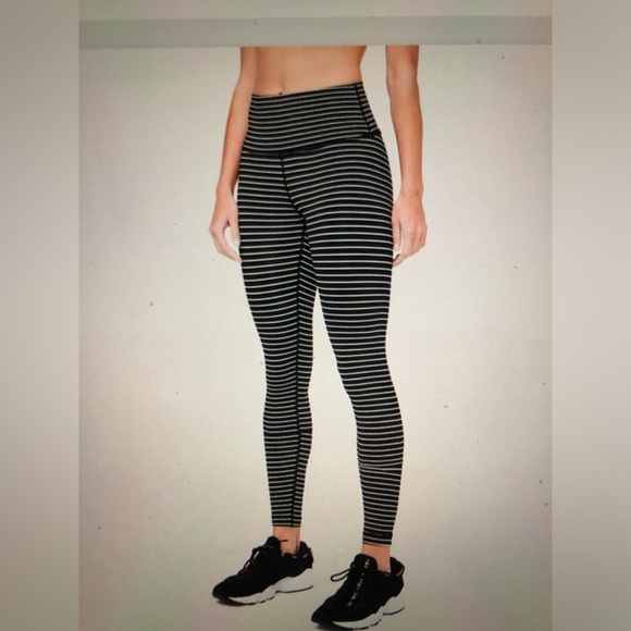 Lululemon Wunder Under Tights High Rise 28” size 6 LIKE NEW! - Picture 2 of 5